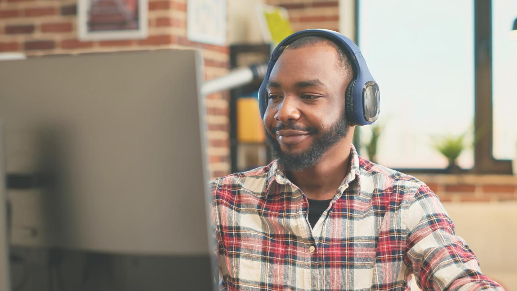 Estudiante internacional participando en sesión virtual de finanzas